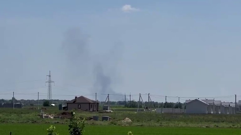 Khói bốc lên giữa một vụ pháo kích của Ukraine vào Vùng Belgorod của Nga. (Ảnh: RT)