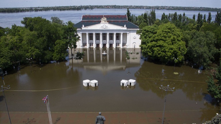 Thành phố Novaya Kakhovka ngập lụt sau khi đập Kakhovka bị phá hủy. (Ảnh: Sputnik).