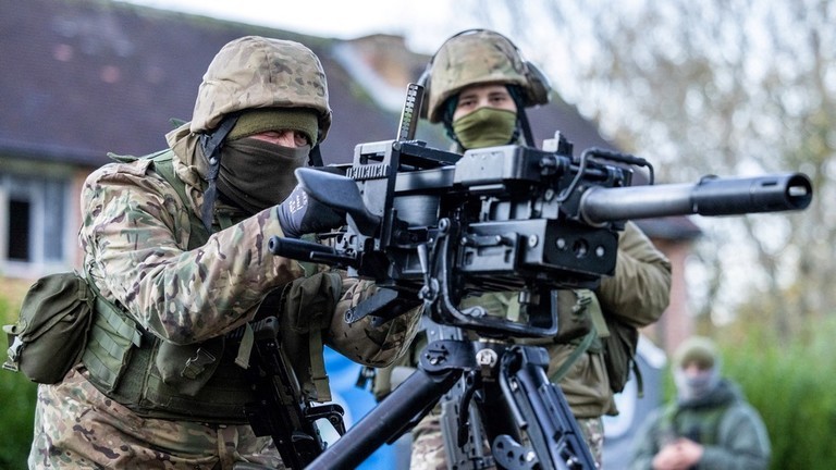 Các binh sĩ Ukraine tham gia một cuộc tập trận do các thành viên của Lực lượng Viễn chinh Chung (JEF) tổ chức, ở phía đông bắc nước Anh vào ngày 9/ 11/2022. (Ảnh: AFP)