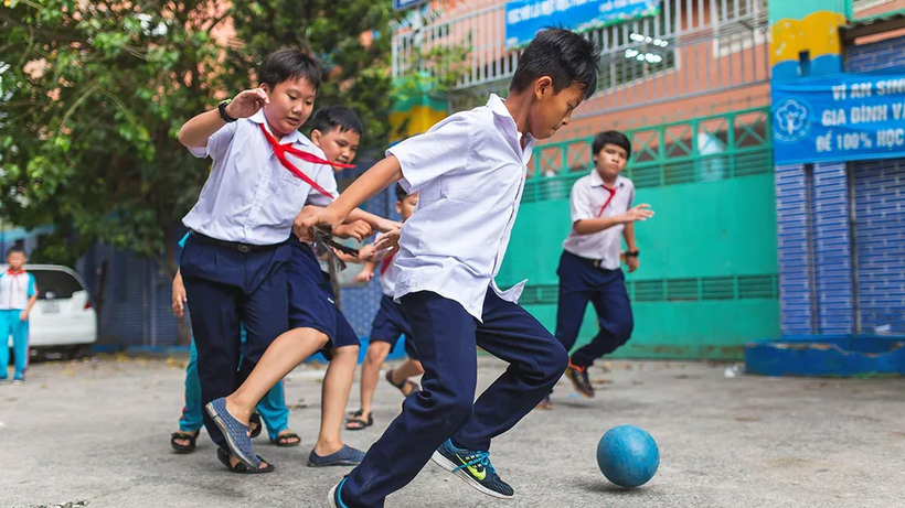 Trẻ em Việt Nam đá bóng (Ảnh: Alamy/The Economist).