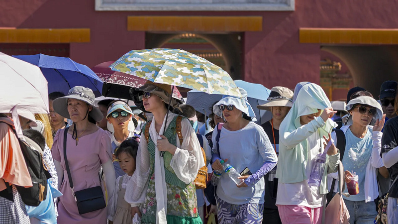 Du khách rời Tử Cấm Thành vào một ngày nắng nóng ở Bắc Kinh, ngày 29/6/2023. (Ảnh: CNN).