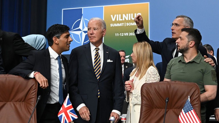 Thủ tướng Anh Rishi Sunak, Tổng thống Hoa Kỳ Joe Biden, Thủ tướng Ý Giorgia Meloni, Tổng thư ký NATO Jens Stoltenberg và Tổng thống Ukraine Vladimir Zelensky tại Vilnius, Litva, ngày 12/7/2023. (Ảnh: Paul Ellis - Pool/Getty Images)