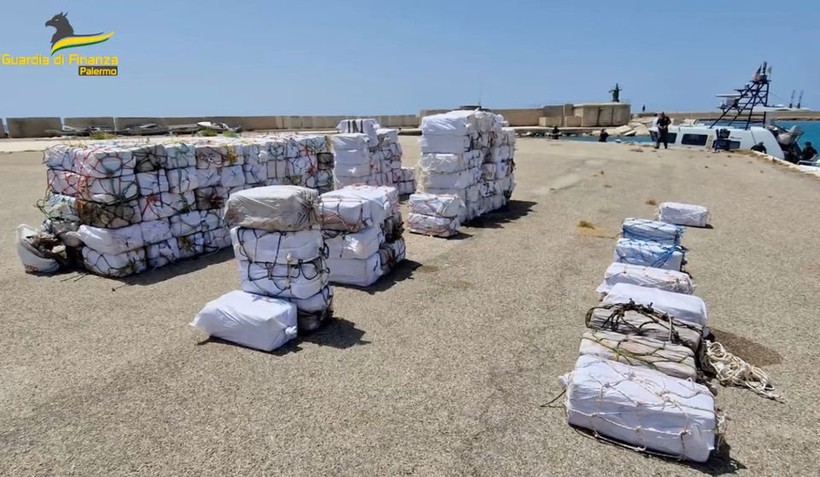 Các kiện lớn chứa cocaine bị thu giữ trong một chiến dịch của cảnh sát, nằm trên một bến tàu ở cảng Porto Empedocle, Italy ngày 21/7. (Ảnh: REUTERS)