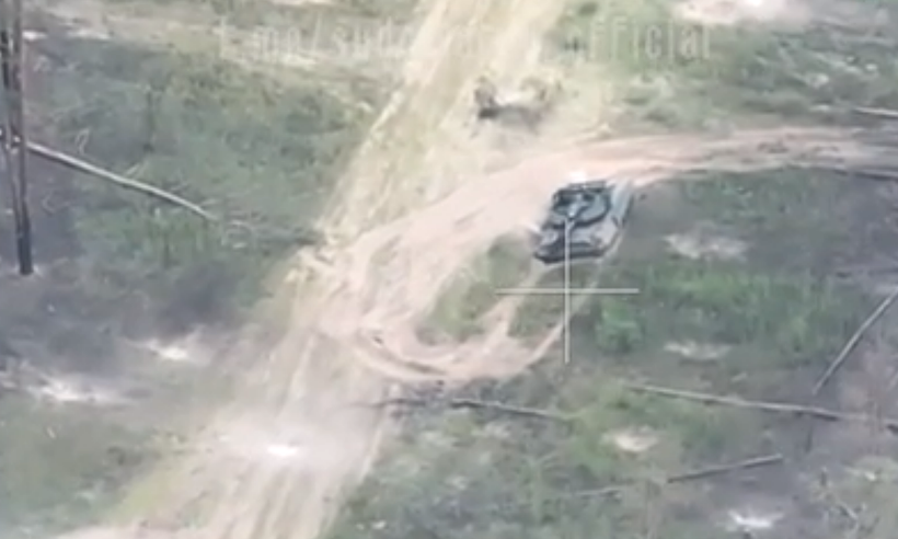 Video xe tăng nổ tung sau đòn chí mạng của UAV 