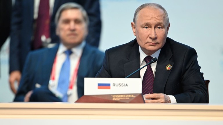 Tổng thống Nga Vladimir Putin tại phiên họp toàn thể của Hội nghị thượng đỉnh Nga-Châu Phi lần thứ hai ở St.Petersburg. (Ảnh: Ria Novosti).