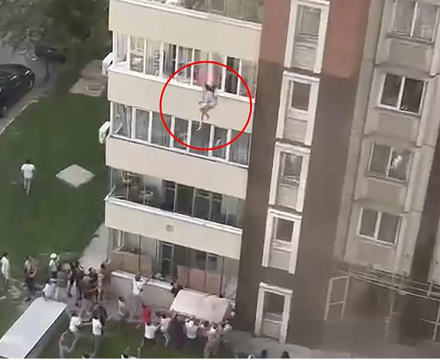 Video cha mẹ ném con qua cửa sổ cứu sống khỏi tòa nhà đang cháy 