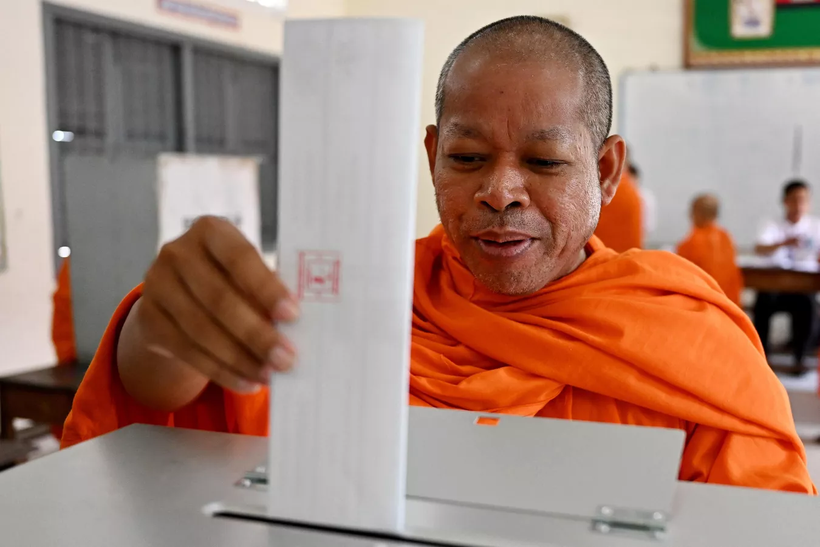 Một nhà sư đi bỏ phiếu ở Phnom Penh.