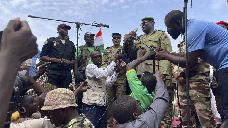 Mohamed Toumba, một trong những người đã lật đổ Tổng thống Nigeria Mohamed Bazoum, phát biểu trước những người ủng hộ chính quyền cầm quyền của Niger ở Niamey, Niger, ngày 6/8. (Ảnh:AP)