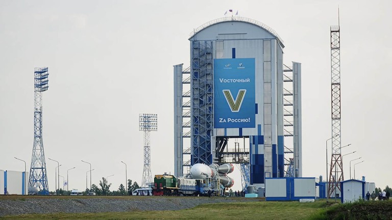 Tên lửa Soyuz với tàu thăm dò Luna-25 được vận chuyển đến bệ phóng tại sân bay vũ trụ Vostochny ở Nga, ngày 8/8. (Ảnh: Roscosmos/RSC Energia)