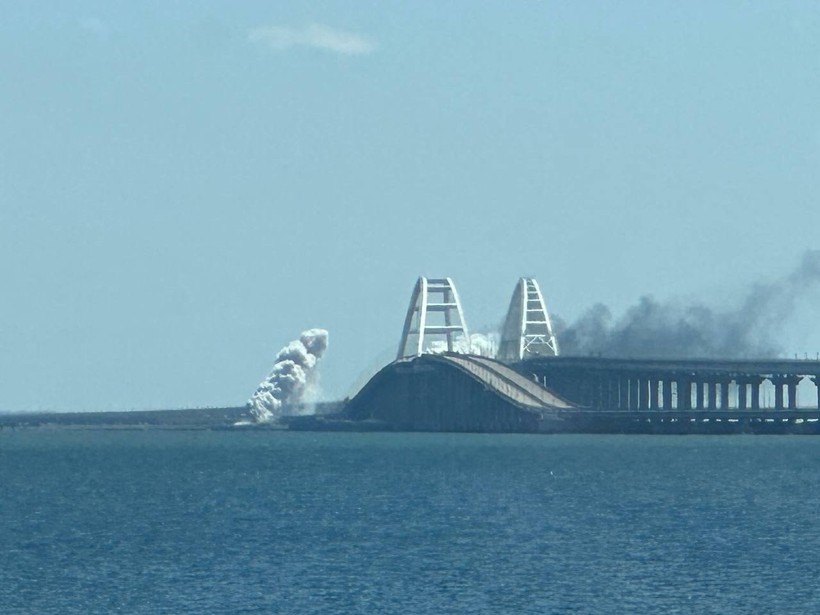 Khói bốc lên gần cầu Crimea sau khi tên lửa bị đánh chặn.