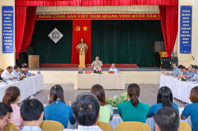Thủ tướng Phạm Minh Chính tới thăm thầy và trò Trường Phổ thông Dân tộc nội trú của huyện Tu Mơ Rông - Ảnh: VGP/Nhật Bắc. 