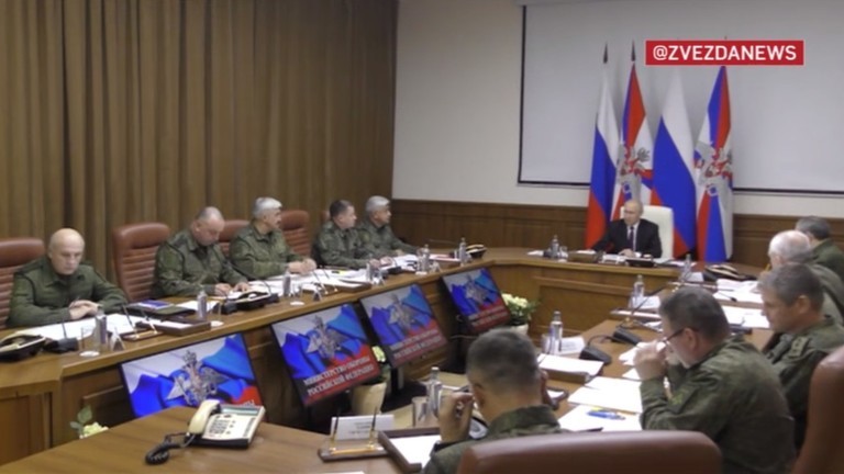 Tổng thống Putin có cuộc họp với các quan chức quân sự tại trụ sở Quân khu phía Nam.