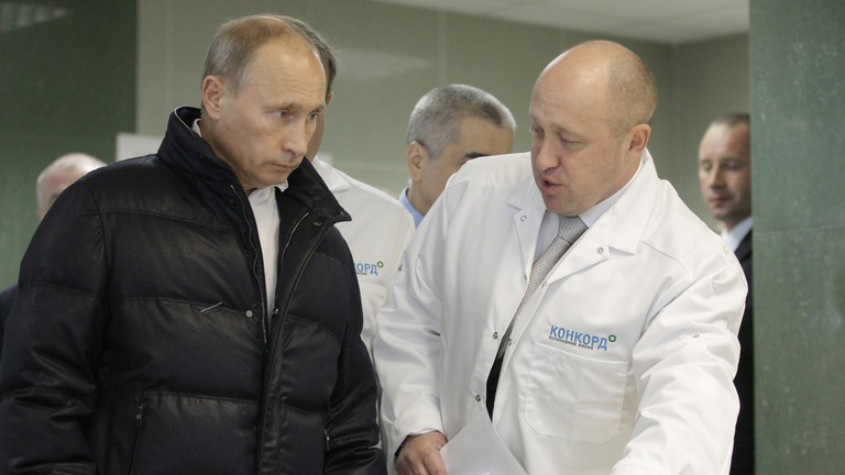 Ông Putin (trái) và Yevgeny Prigozhin. (Ảnh: Sputnik / Alexei Druzhinin)