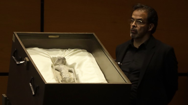 Một mẫu vật được gọi là "Xác ướp Nazca" được trưng bày ở phiên điều trần công khai trước Hạ viện tại Thành phố Mexico, Mexico.