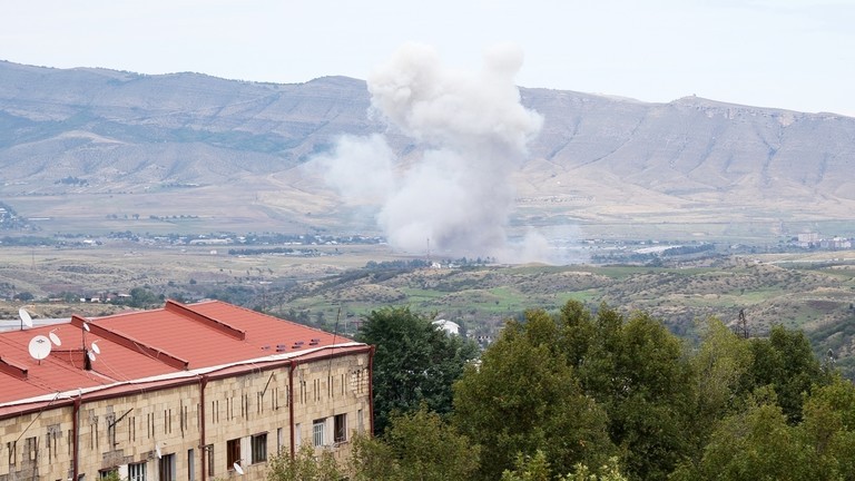 Khói bốc lên sau khi pháo kích ở ngoại ô Stepanakert, thủ phủ của vùng ly khai Nagorno-Karabakh. (Ảnh: Sputnik)