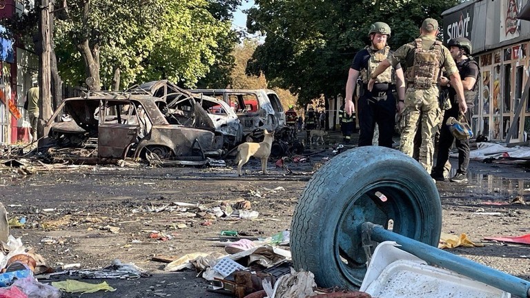 Cảnh sát Ukraine và nhân viên cứu hộ đứng gần đống đổ nát sau vụ tấn công tên lửa ở Konstantinovka. (Ảnh: Stringer / AFP)
