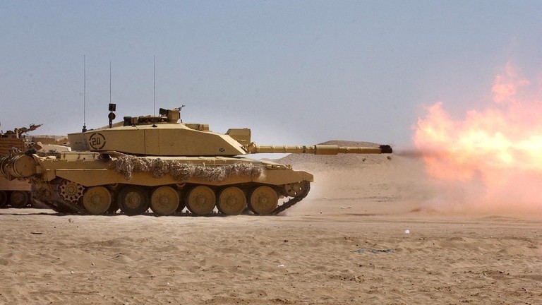 Xe tăng Challenger 2 của Anh bắn đạn thật trên sa mạc Kuwait. (Ảnh: AFP)