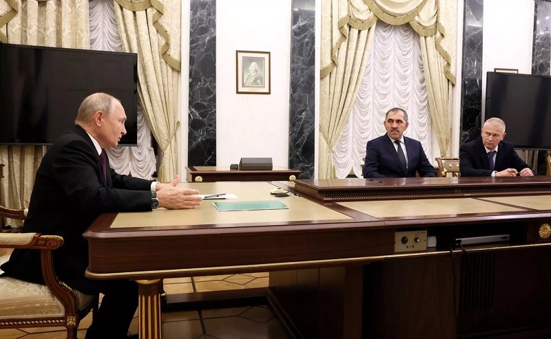 Tổng thống Putin gặp ông Troshev và Thứ trưởng Quốc phòng Nga Yunus-bek Yevkurov tại Điện Kremlin.
