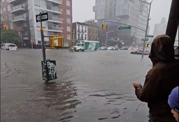 Đường phố ngập lụt ở New York.