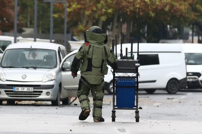 Một chuyên gia xử lý bom làm việc tại hiện trường sau vụ đánh bom ở Ankara ngày 1/10 (Ảnh: Reuters)