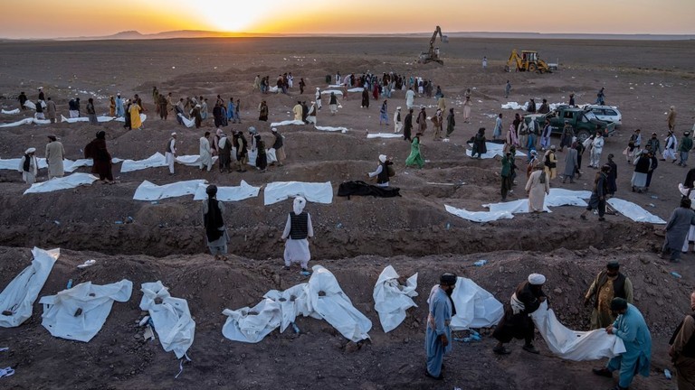 Người Afghanistan chôn cất hàng trăm người thiệt mạng trong trận động đất tại địa điểm gần huyện Zenda Jan, tỉnh Herat, Afghanistan, ngày 9/10. (Ảnh: AP)