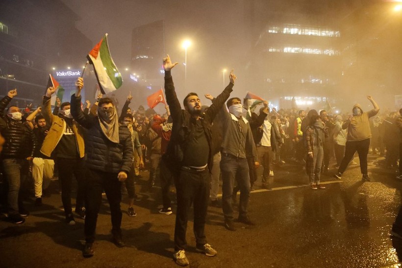 Người biểu tình ủng hộ Palestine gần Lãnh sự quán Israel ở Istanbul, Thổ Nhĩ Kỳ ngày 17/10. (Ảnh: REUTERS)