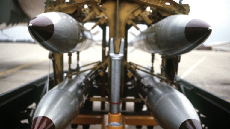 Hình ảnh trực diện của bốn quả bom hạt nhân B-61 trên xe chở bom. (Ảnh: SSGT Phil Schmitten)