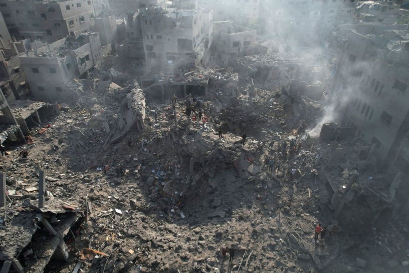 Người Palestine tập trung tại địa điểm Israel tấn công các ngôi nhà ở Bureij ở trung tâm Dải Gaza, ngày 2/11. (Ảnh: Reuters).