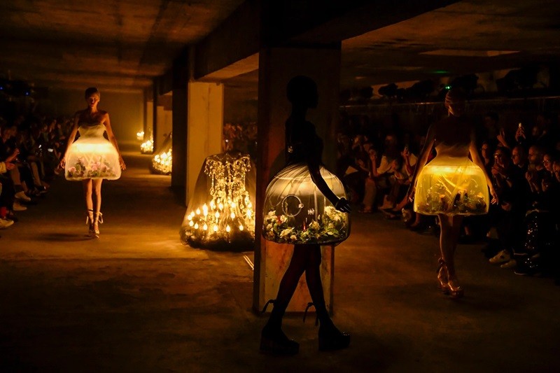 Những chiếc váy "terrarium" của nhãn hiệu Nhật Bản Undercover được trưng bày tại Tuần lễ thời trang Paris. (Ảnh: CNN/Getty Images)