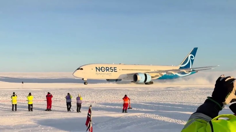 Máy bay Boeing 787 hạ cánh xuống Nam Cực.