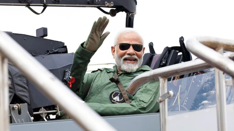 Thủ tướng Ấn Độ Narendra Modi trên máy bay.
