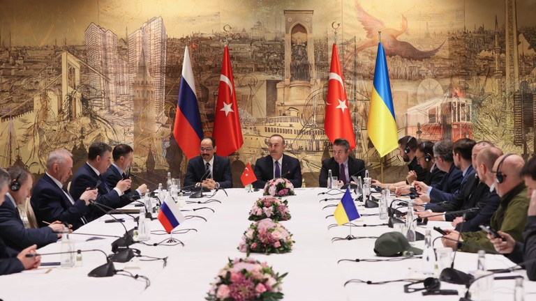 Ngoại trưởng Thổ Nhĩ Kỳ Mevlut Cavusoglu (giữa) chủ trì các cuộc đàm phán hòa bình giữa Nga và Ukraine tại Istanbul, Thổ Nhĩ Kỳ, ngày 29/3/2022. (Ảnh: AA/Getty Images)