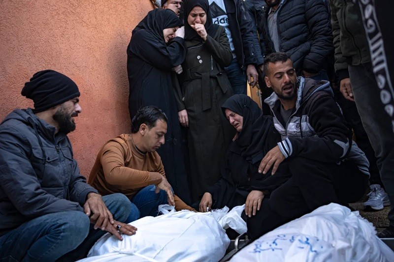 Người Palestine thương tiếc người thân của họ thiệt mạng trong vụ đánh bom của Israel tại một bệnh viện ở Khan Younis. (Ảnh Fatima Shbair/AP).