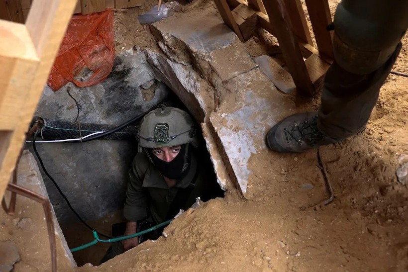 Binh sĩ Israel ở lối mở vào đường hầm tại khu phức hợp Bệnh viện Al Shifa ở Thành phố Gaza. (Ảnh: Reuters)