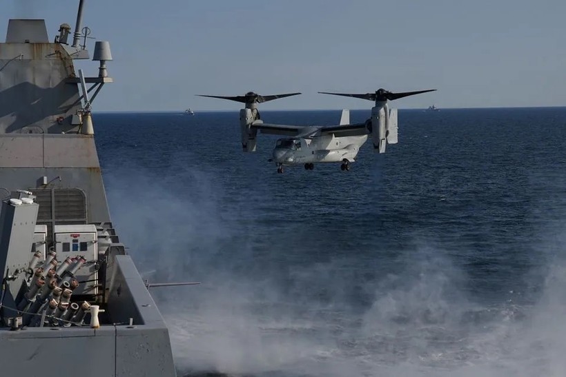 Một chiếc trực thăng Bell Boeing V-22 Osprey của Mỹ hạ cánh trên tàu USS Mesa Verde trong cuộc tập trận Bờ biển phía Bắc 2023 ở Biển Baltic, ngày 18/9/ 2023. (Ảnh: Reuters)