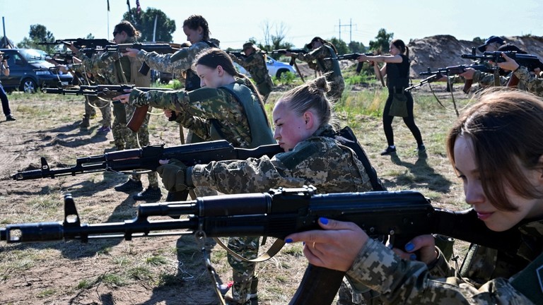 Các nữ học viên tham gia huấn luyện sử dụng vũ khí ở ngoại ô Kiev, Ukraine. (Ảnh: AFP)