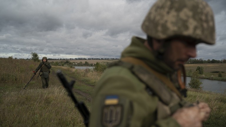 Lực lượng Vệ binh Quốc gia Ukraine kiểm tra các thiết bị chưa nổ trong một chiến dịch ở vùng Kharkov, Ukraine. (Ảnh: AP).