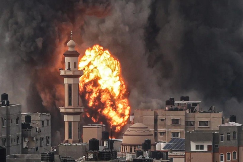 Lửa bùng lên sau cuộc không kích của Israel vào Rafah ở phía nam Dải Gaza. (Ảnh: AFP)