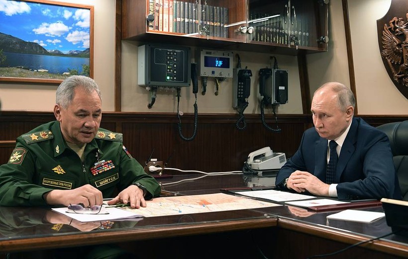 Tổng thống Nga Vladimir Putin và Bộ trưởng Quốc phòng Nga Sergey Shoigu. (Ảnh: Sputnik/AP)