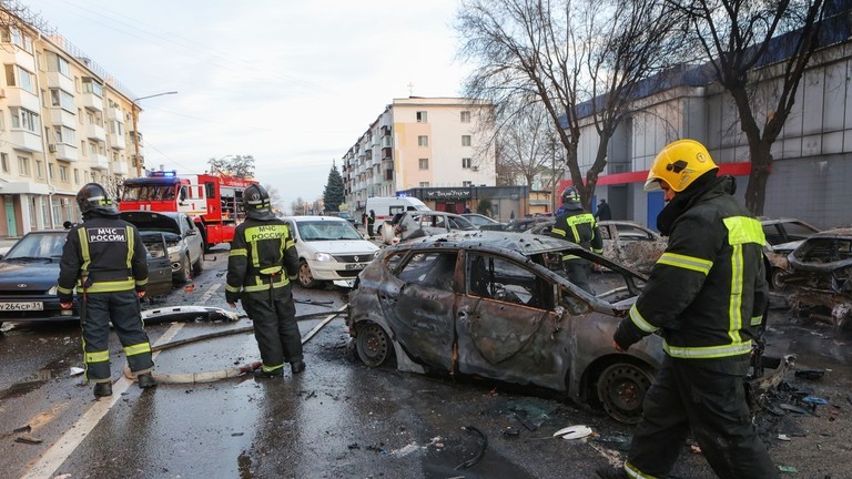 Bộ Tình trạng khẩn cấp đã dập tắt lửa tại những chiếc ô tô bốc cháy do quân đội Ukraine tấn công ở trung tâm Belgorod. (Ảnh: Sputnik)