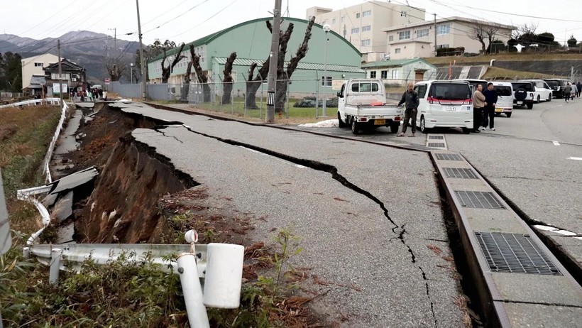 Người dân sơ tán sau trận động đất ở thành phố Wajima, quận Ishikawa, ngày 1/1/2024.