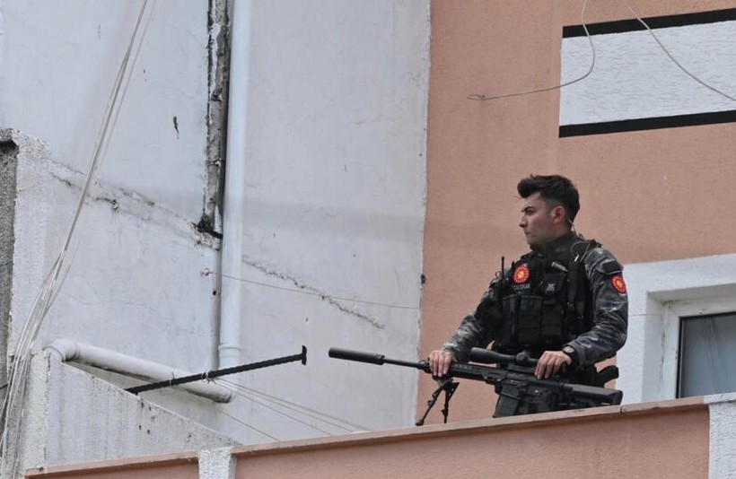 Một thành viên của lực lượng cảnh sát đặc biệt cầm súng bắn tỉa trong cuộc biểu tình ở quận Beyoglu của Istanbul trước thềm cuộc bầu cử tổng thống và quốc hội, ngày 13/5/2023. (Ảnh: Ozan Kose, AFP)