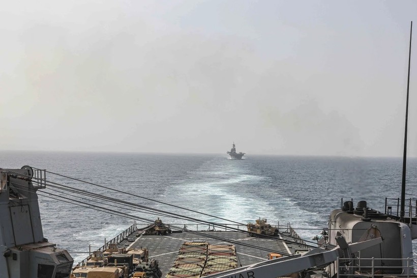 Tàu đổ bộ USS Carter Hall và tàu tấn công đổ bộ USS Bataan đi qua eo biển Bab al-Mandeb vào ngày 9/8/2023.