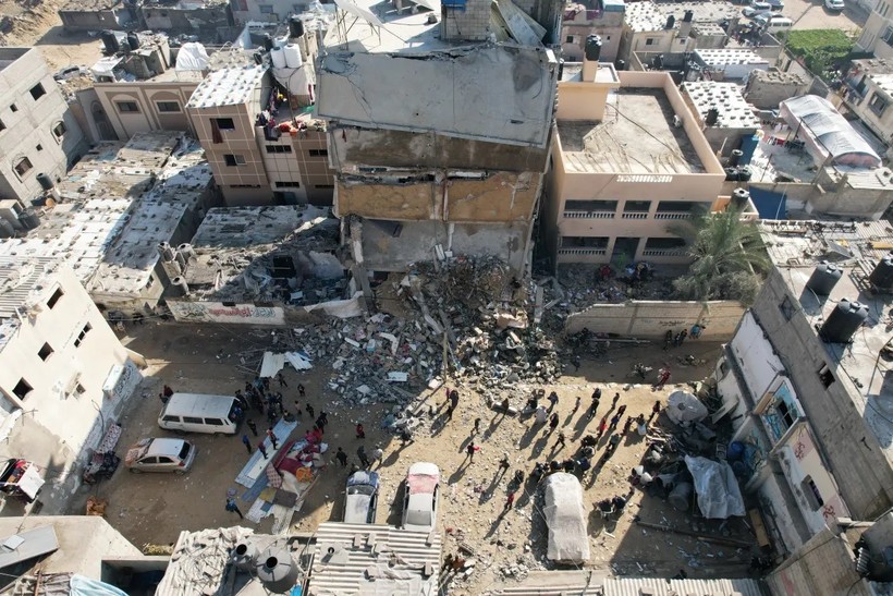 Toàn cảnh các tòa nhà bị sập sau cuộc tấn công của Israel ở Deir el-Balah (Ảnh: Anadolu)