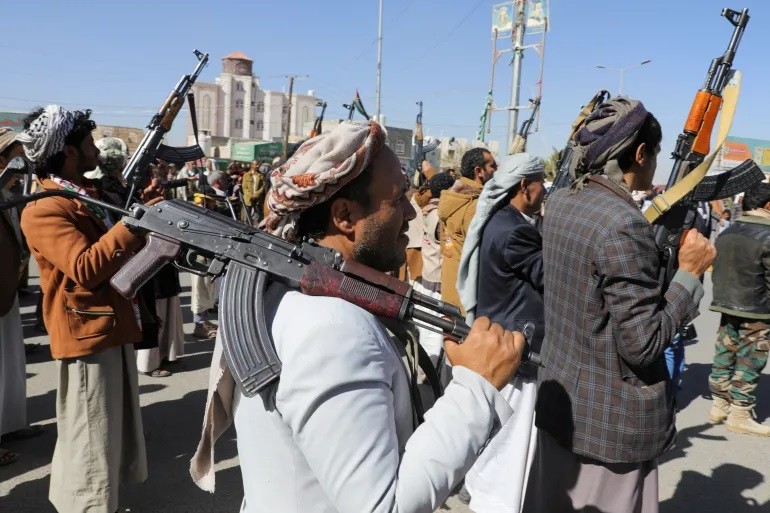 Các chiến binh Houthi mới được tuyển dụng giơ súng trong buổi lễ kết thúc khóa huấn luyện ở Sanaa, Yemen, ngày 11 tháng 1 năm 2024 (Ảnh: Khaled Abdullah / Reuters)