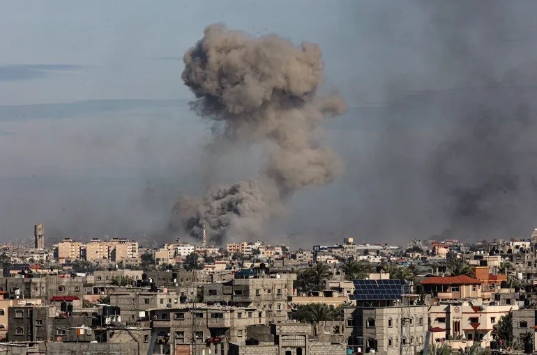 Một bức ảnh chụp từ Rafah cho thấy khói cuồn cuộn trên Khan Younis ở phía nam Dải Gaza trong cuộc pháo kích của Israel vào ngày 13/1. (Ảnh: AFP) 