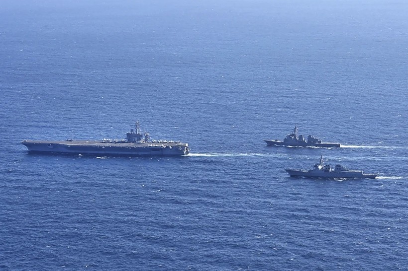 Tàu sân bay USS Carl Vinson (trái) đi cùng tàu khu trục Aegis King Sejong Đại đế của Hải quân Hàn Quốc và tàu khu trục Aegis Kongou của Lực lượng phòng vệ hàng hải Nhật Bản tập trận chung. (Ảnh do Tham mưu trưởng liên quân Hàn Quốc cung cấp)