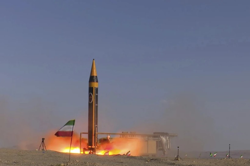 Tên lửa Khorramshahr-4 được phóng tại một địa điểm không được tiết lộ ở Iran. (Ảnh: AP)