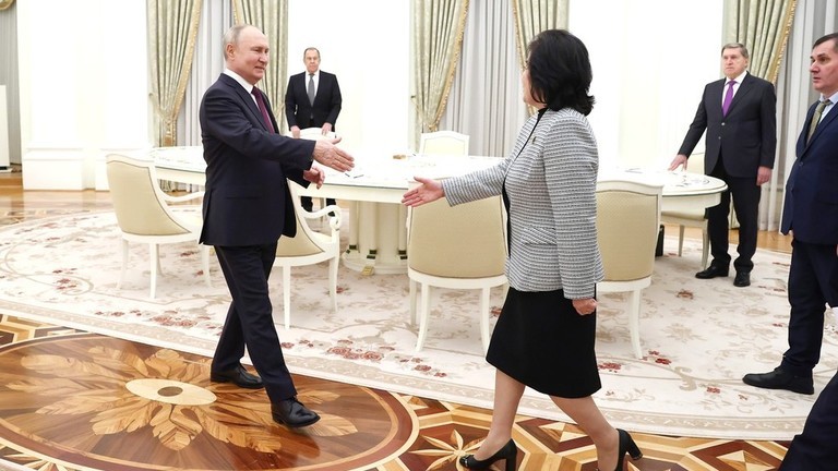 Tổng thống Nga Vladimir Putin và Ngoại trưởng Triều Tiên Choe Son-hui, ngày 16/1. (Ảnh: TASS)