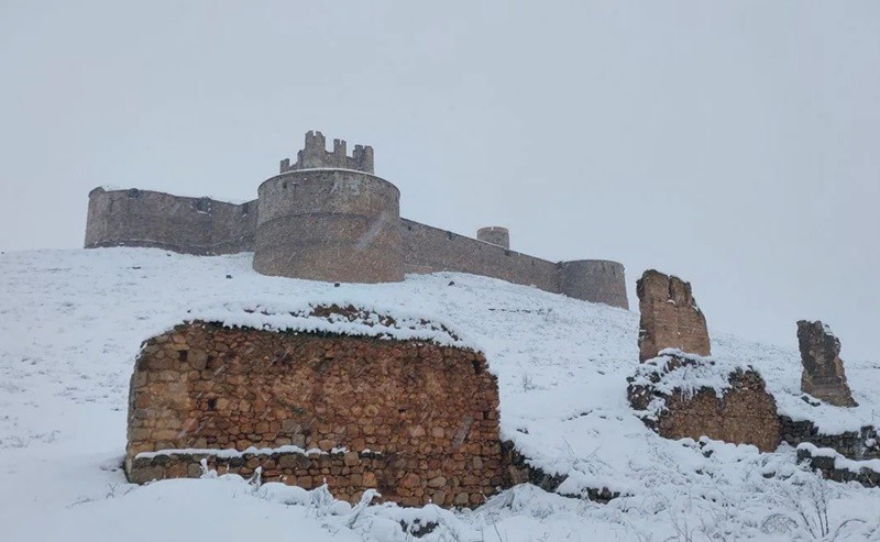 Quang cảnh lâu đài Almenar giữa tuyết rơi ở Soria, Tây Ban Nha ngày 19/1.